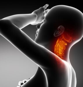 mensch mit nackenbeschwerden mit folge tinnitus