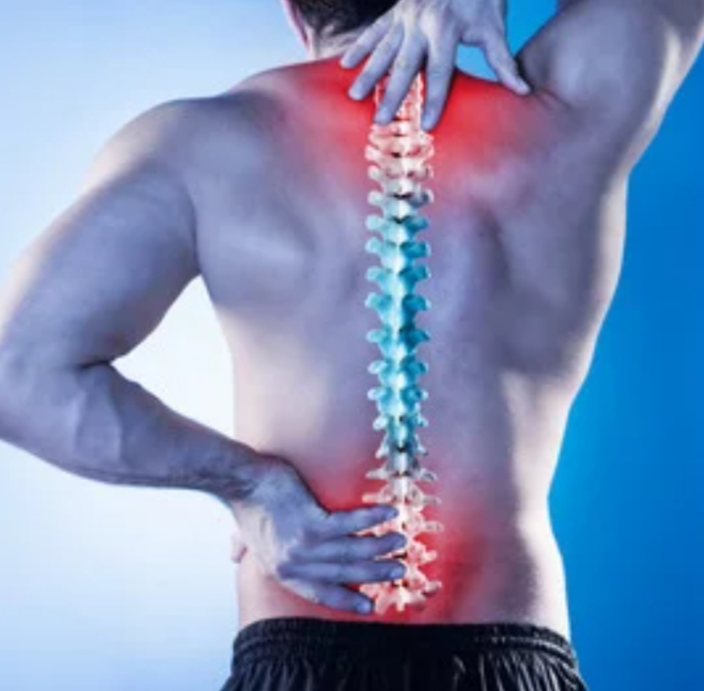 mann mit rückenschmerz